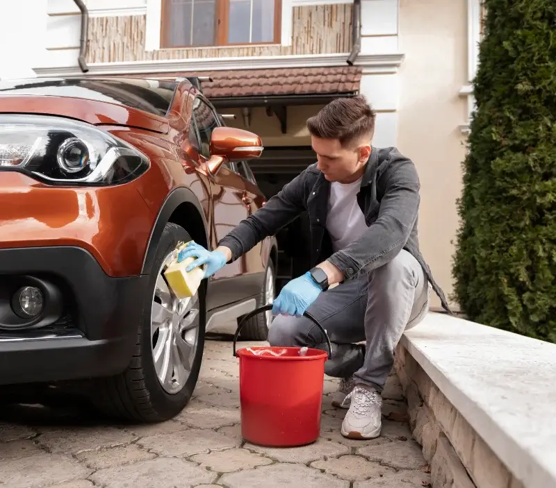 Lavage auto à domicile Saint-Léger-en-Yvelines : professionnel intervenant sur un véhicule